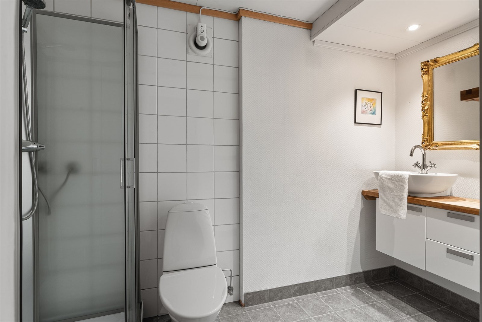 Også denne etasjen kan vise til et bad som inneholder wc, vask i seksjon og dusjkabinett. Galleribilde