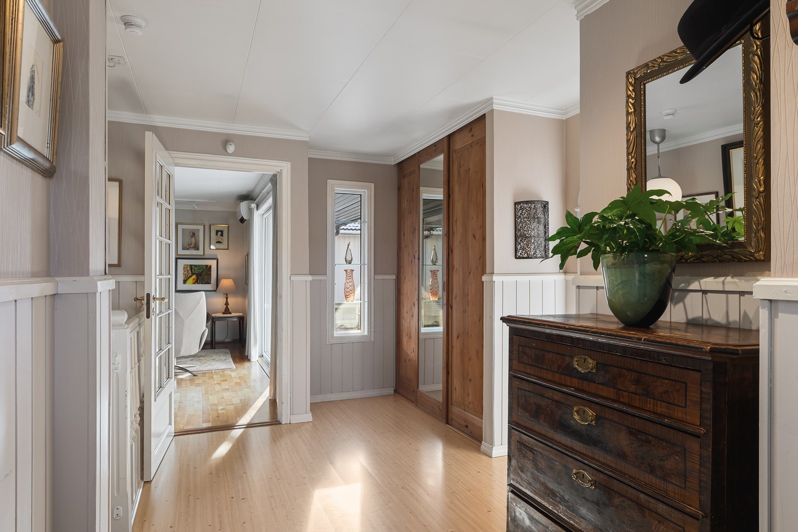 Boligen fremstår som lys og trivelig med gode planløsninger. Galleribilde