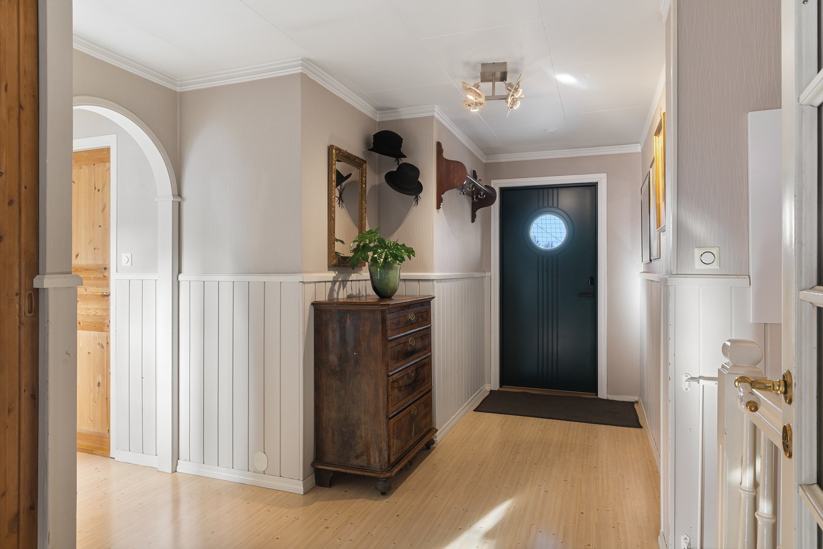 Entré/gang med skyvedørsgarderobe og god plass til å henge fra seg både yttertøy og sko. Galleribilde