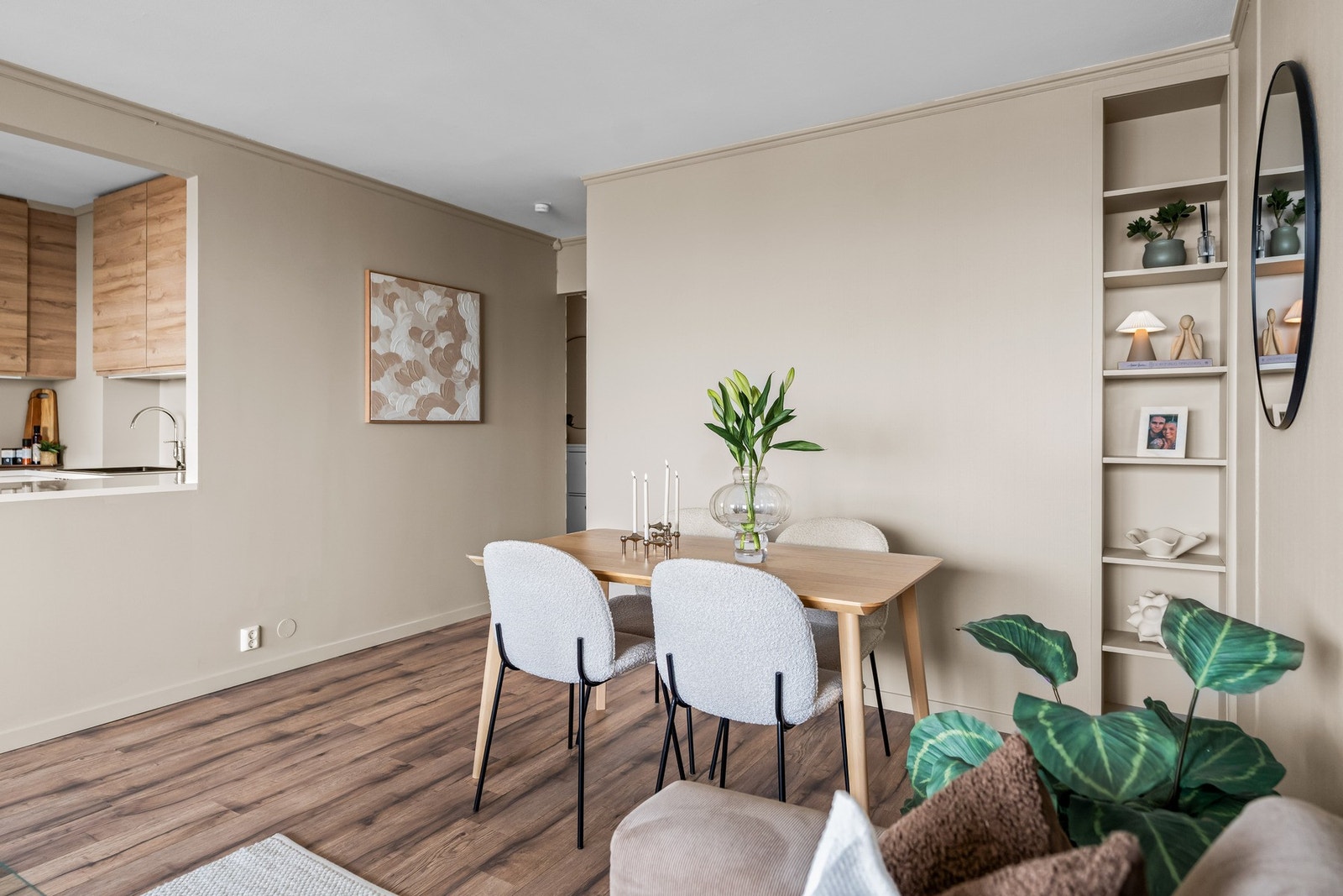 Stue med åpen planløsning som skaper et sosialt og luftig oppholdsrom. Galleribilde