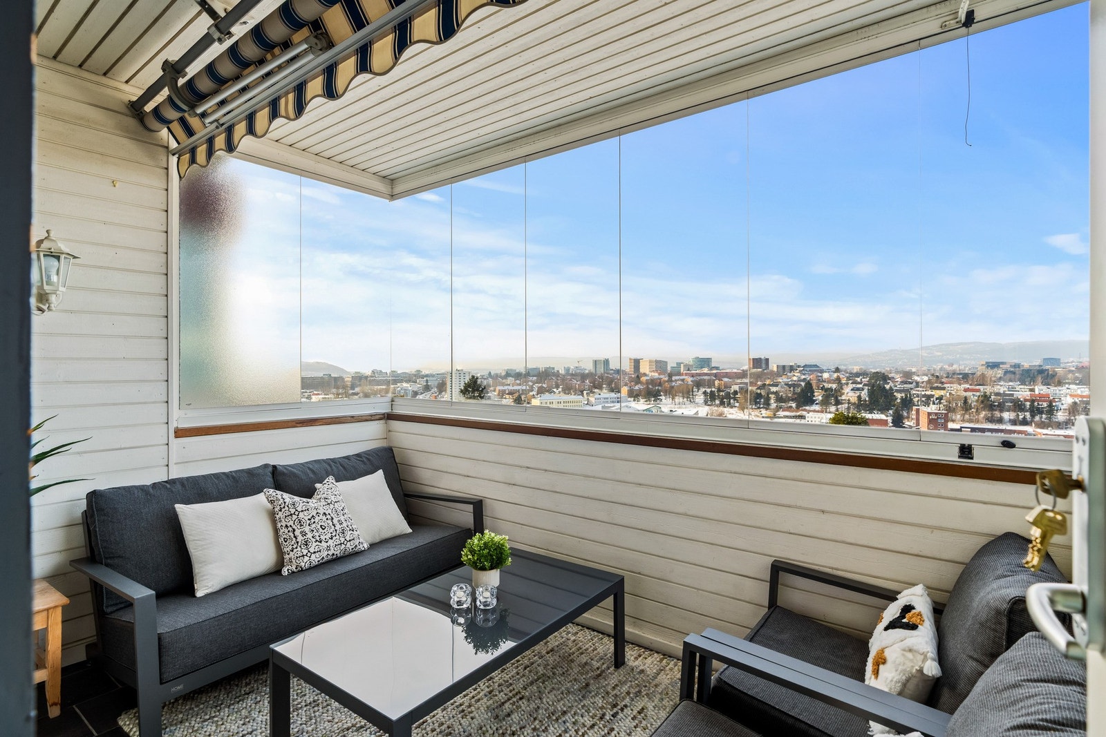 Romslig balkong med god plass til utemøbler og hyggelig sittegruppe. Galleribilde