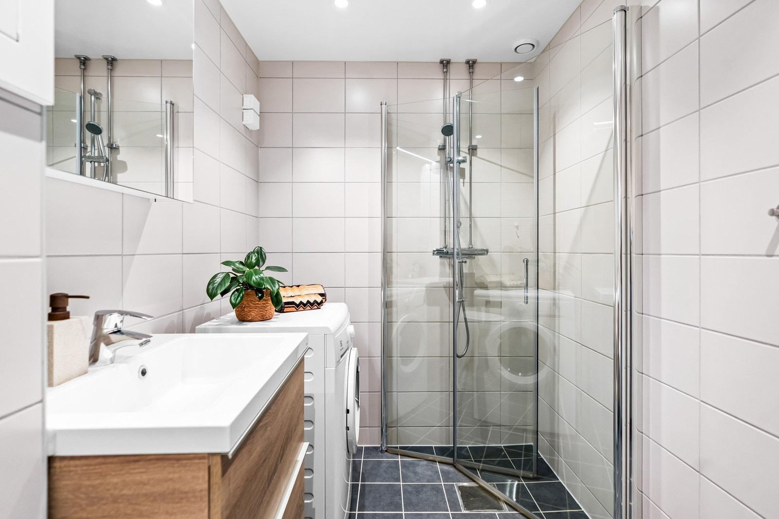 Innredningen består av underskap og overskap med en dusjsone med direkte dusjing på gulv. Badet har også opplegg for vaskemaskin. Galleribilde