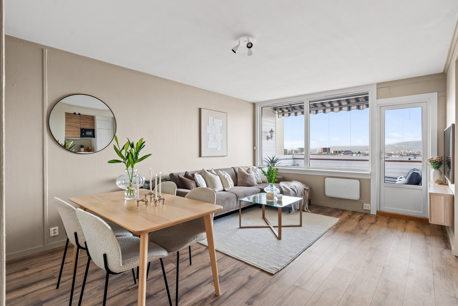 Fra stuen er det utgang til en romslig innglasset balkong. Galleribilde