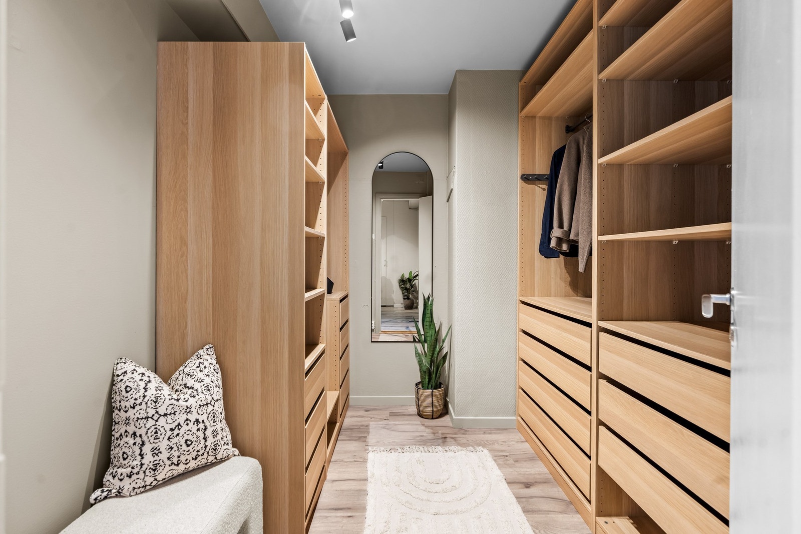 Praktisk og romslig garderoberom med gode oppbevaringsløsninger. Galleribilde