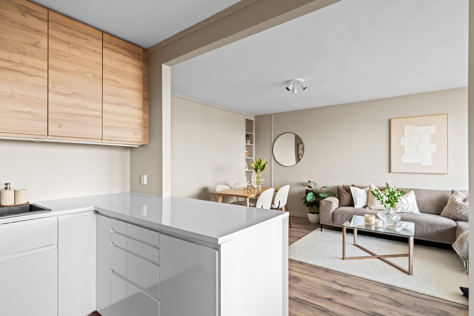 Fra kjøkkenet har du åpen og naturlig kontakt med stuen. Perfekt for å kokkelere samtidig som du underholder gjestene. Galleribilde