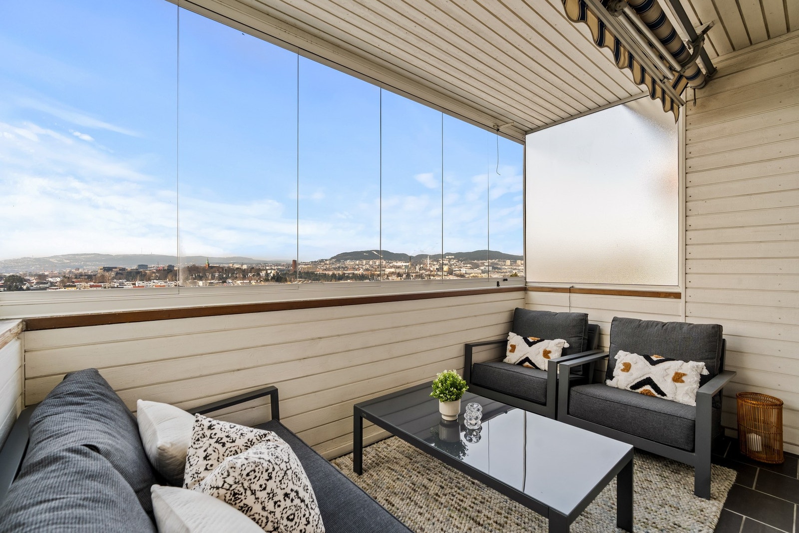 Innglasset balkong som forlenger sesongen. Galleribilde