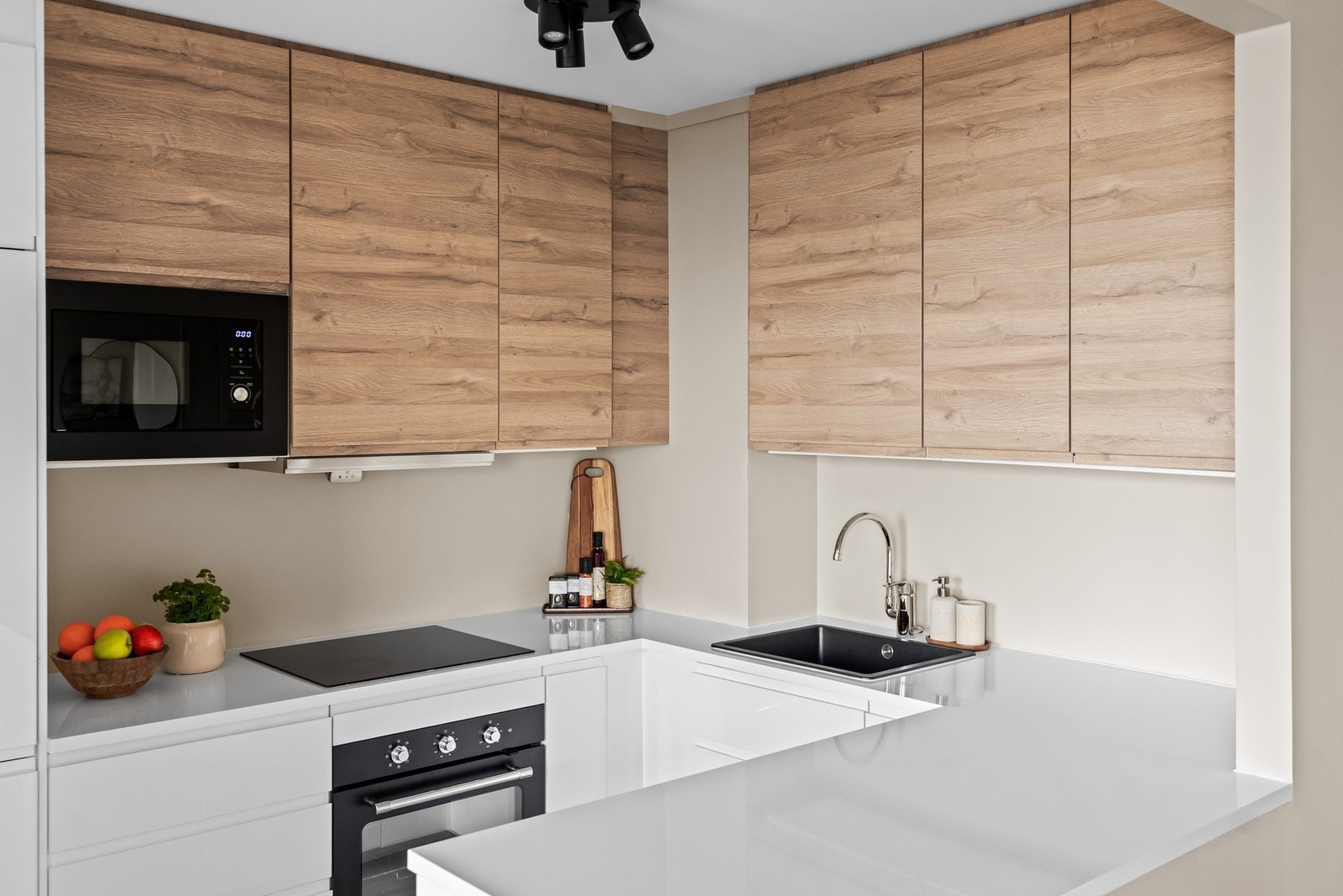 Integrert i innredningen er oppvaskmaskin, integrert komfyr og nedfelt platetopp, et kombiskap og mikrobølgeovn. Galleribilde