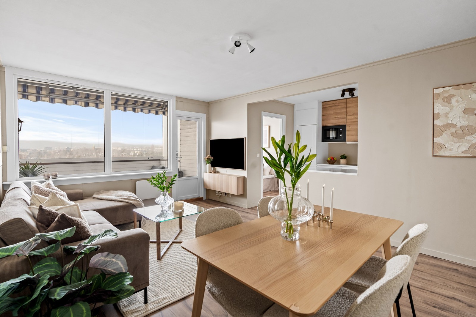 Romslig og innbydende stue med god plass til både sofa- og spisegruppe. Galleribilde