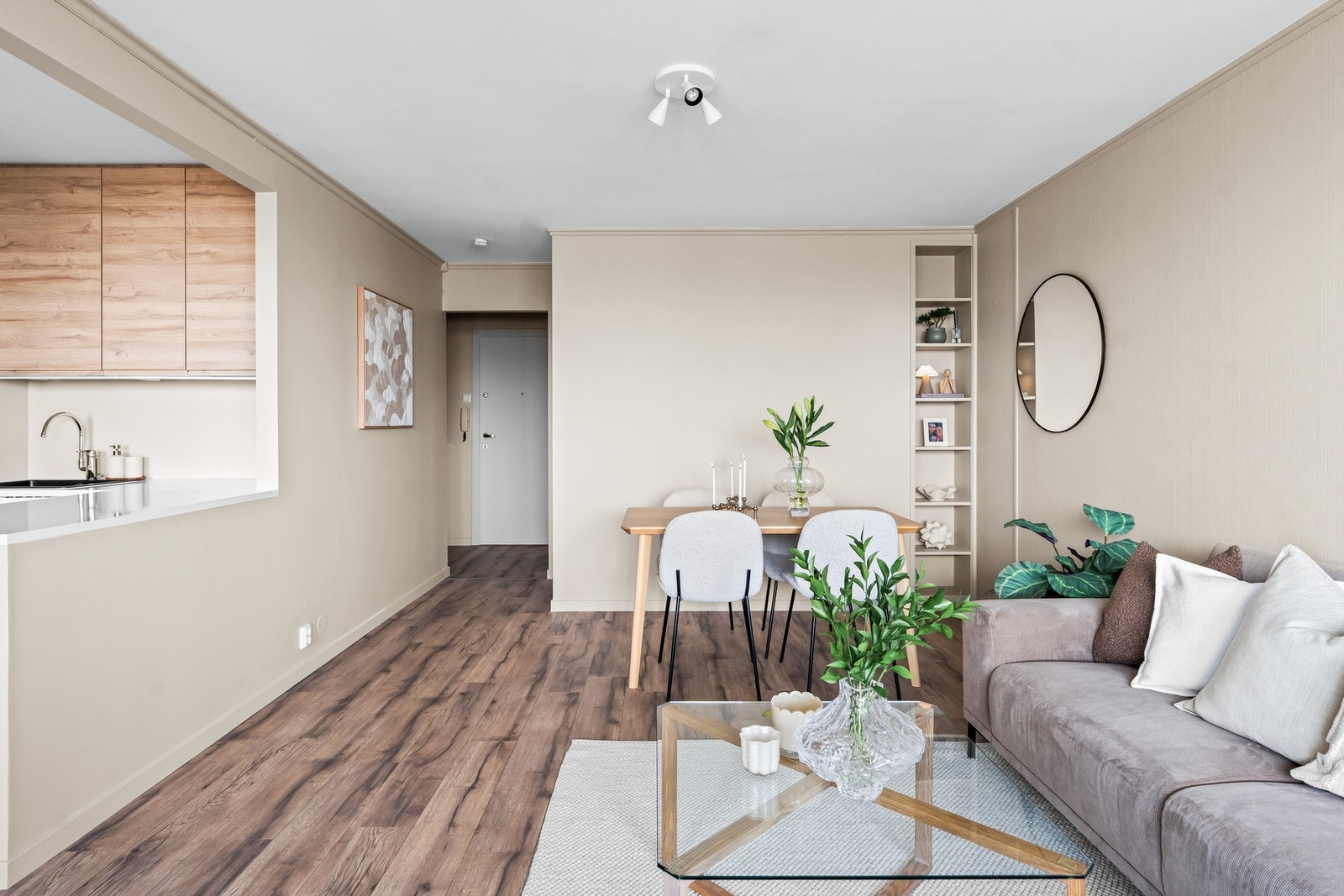 Romslig oppholdsrom med store vindusflater. Galleribilde