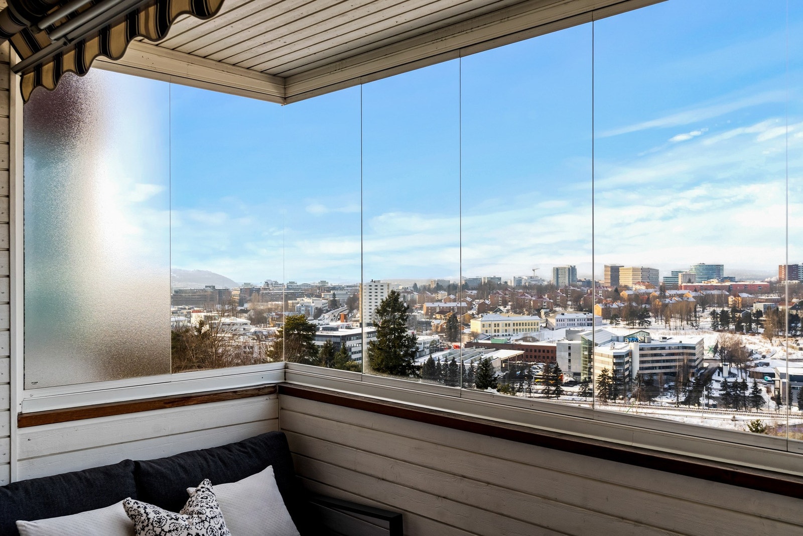 Fra balkongen har du utsikt ut mot det fri. Galleribilde