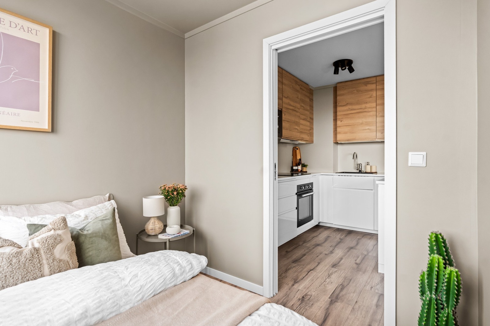 Rommet har god plass til seng og tilhørende nattbord. Galleribilde