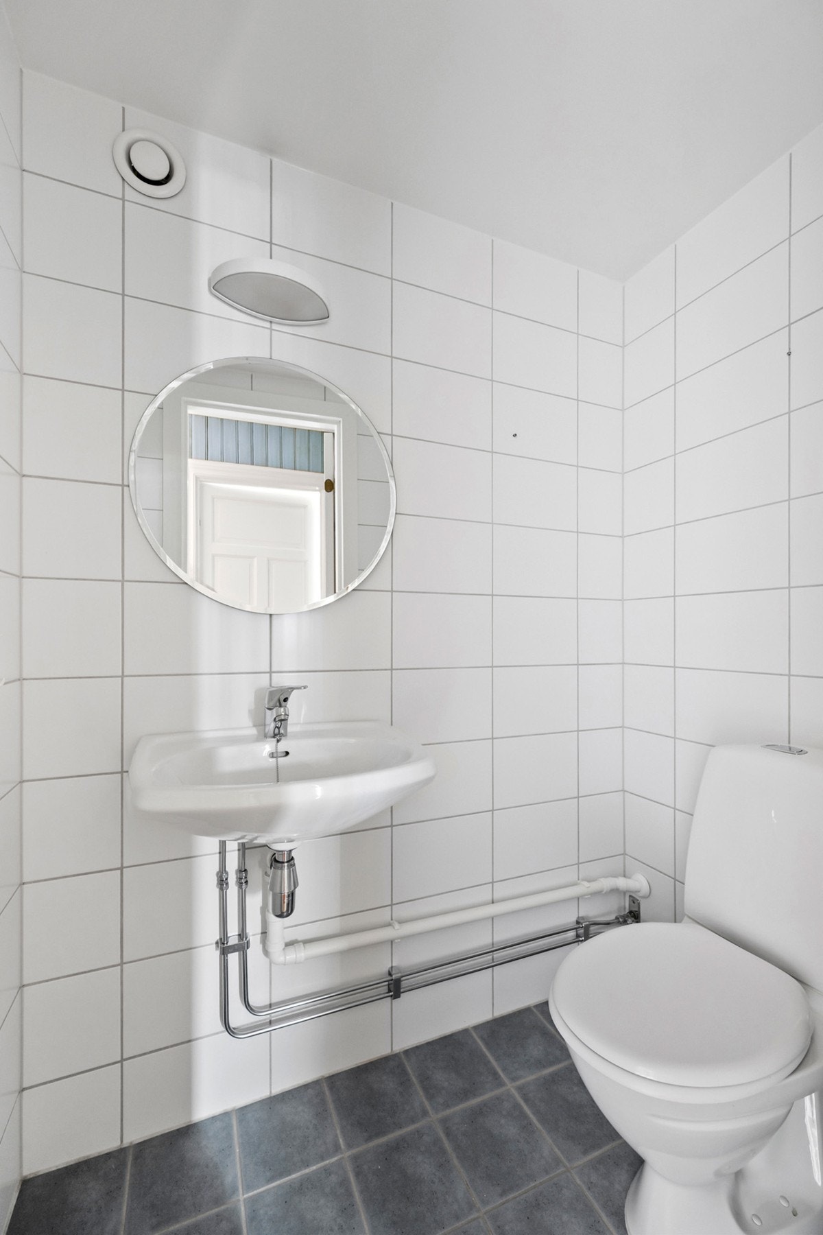 Separat flislagt toalettrom med servant. Galleribilde