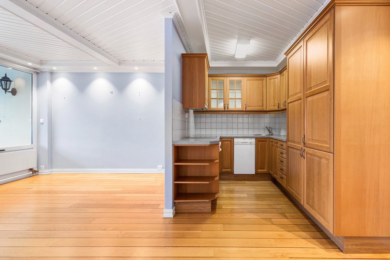 Kjøkkeninnredning med profilerte eikefronter. Galleribilde