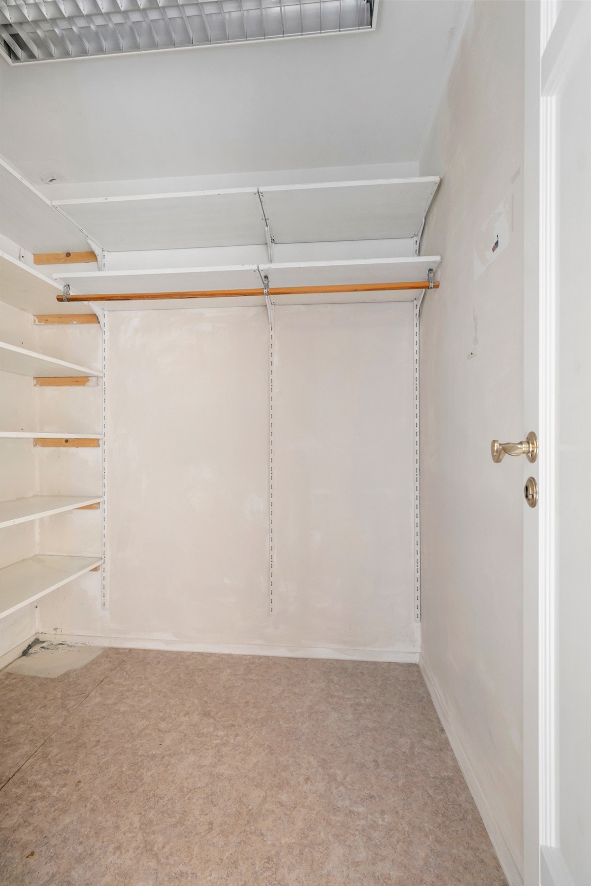 Praktisk innvendig bod med adkomst fra entrè med god lagringsplass. Galleribilde