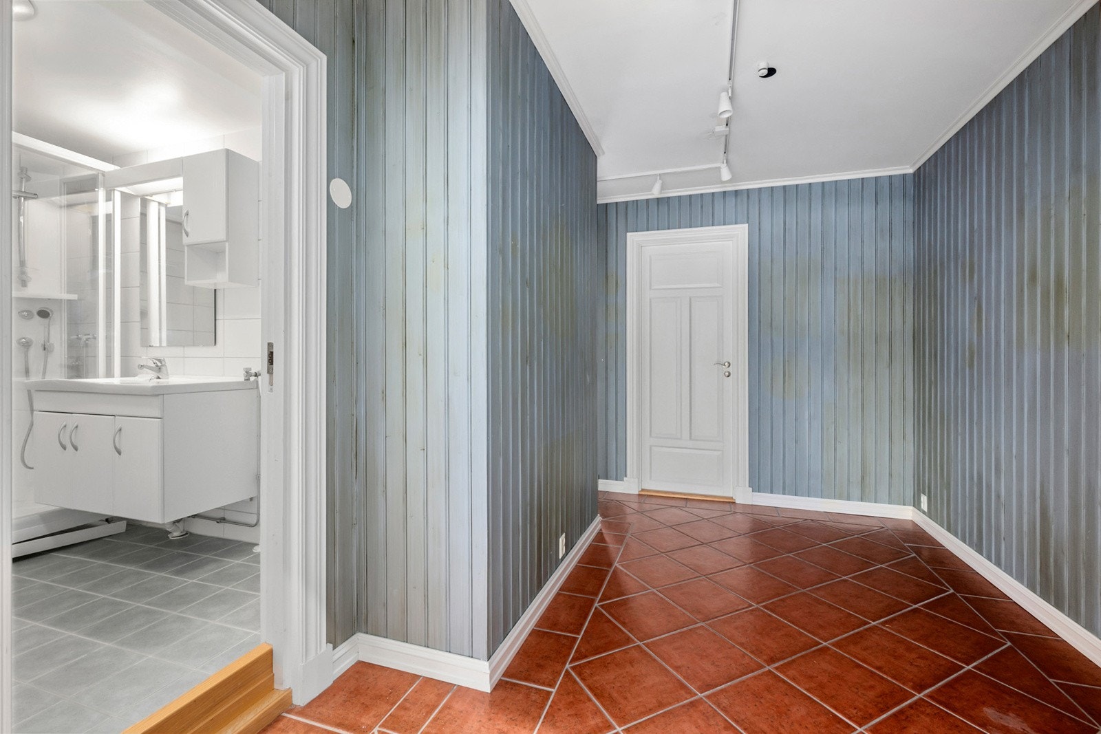 Entrè med adkomst til bad. Galleribilde