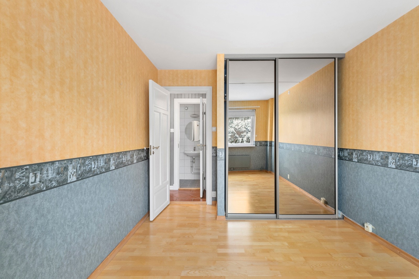 Soverom 1 med skyvedørsgarderobe med speilfronter. Galleribilde