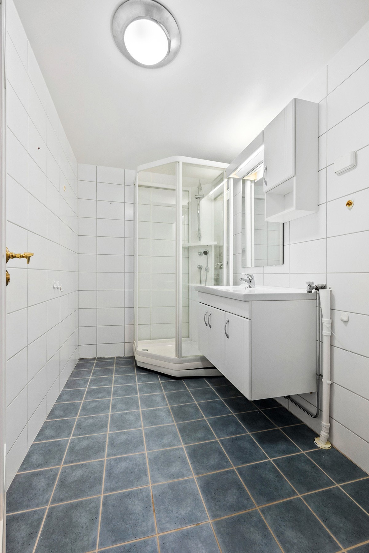 Flislagt bad pusset opp i regi av borettslaget i prioden 2008-2011. Opplegg for vaskemaskin. Galleribilde