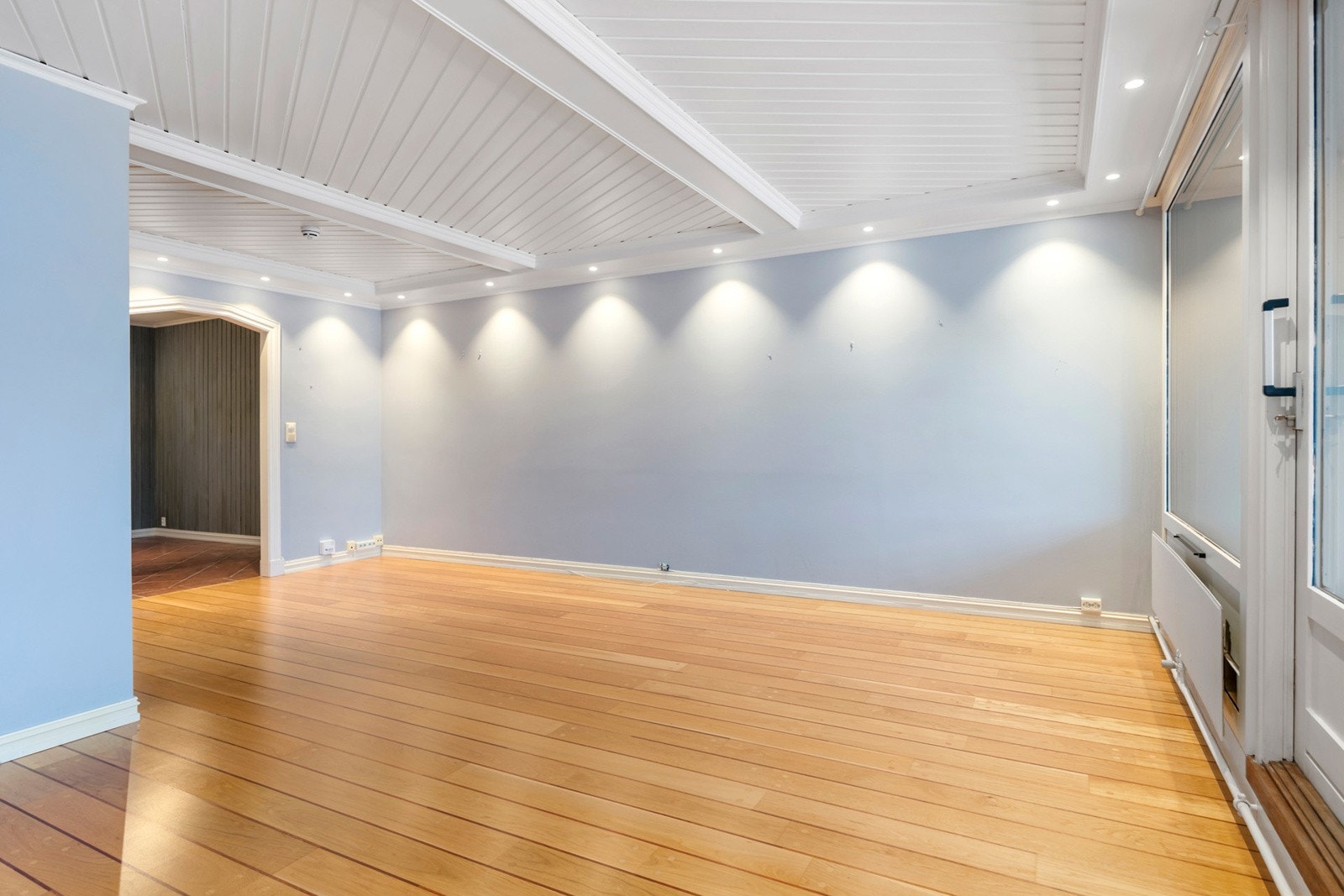 Fin plass til spisebord ved kjøkken. Galleribilde