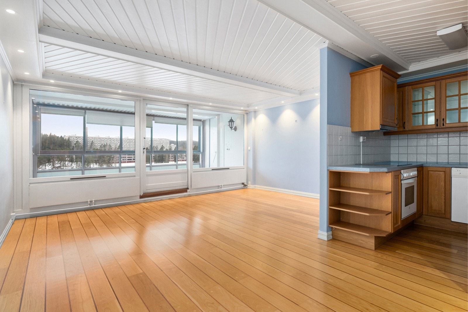 Stue med "skipsgulv" og downlights. Velkommen på visning i Ammerudhellinga 78! Galleribilde