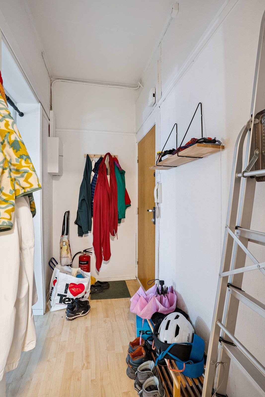 Entre - noe lagringsplass i luke over baderommet Galleribilde