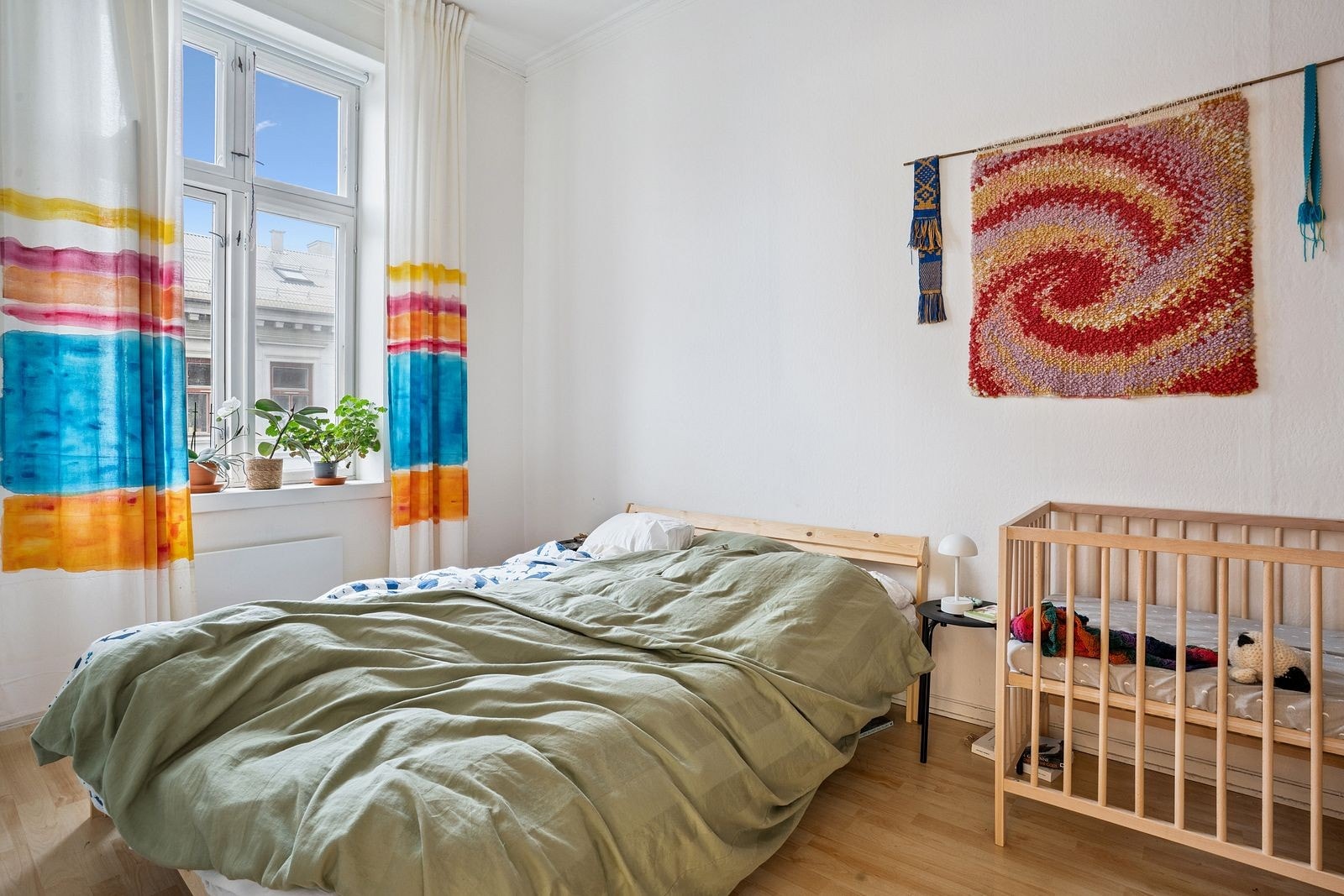 Stort soverom med god plass til garderobeskap Galleribilde