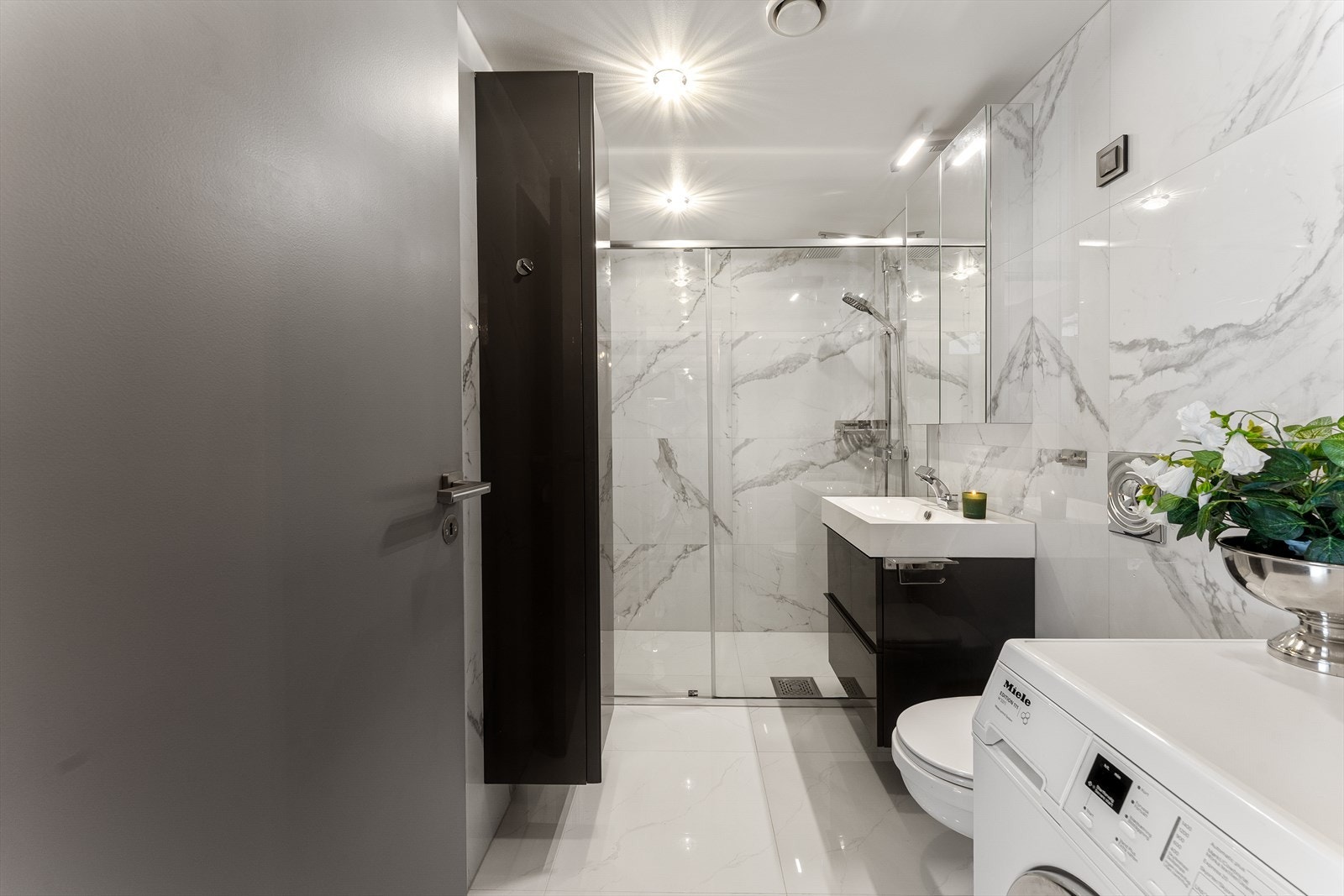 Lekkert bad pusset opp i 2025 med nye fliser, dusjdører og smarte løsninger Galleribilde