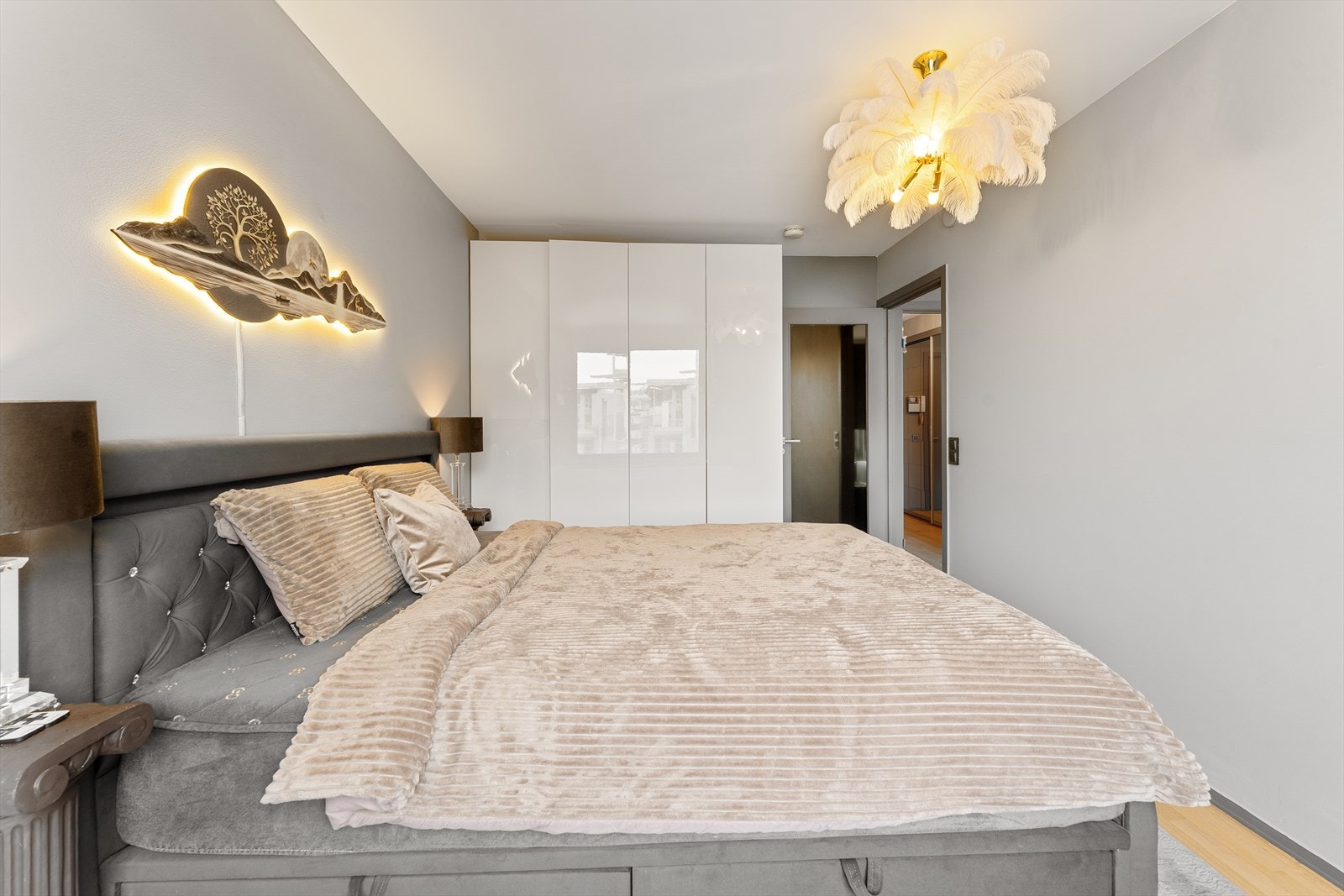 God plass for både stor seng og skap på hovedsoverom Galleribilde