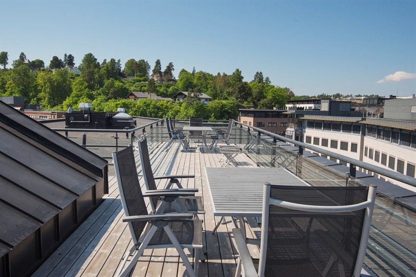 Felles takterrasse med adkomst fra oppgang nr 22 - på sommerstid - sol hele dagen og fin utsikt. Galleribilde