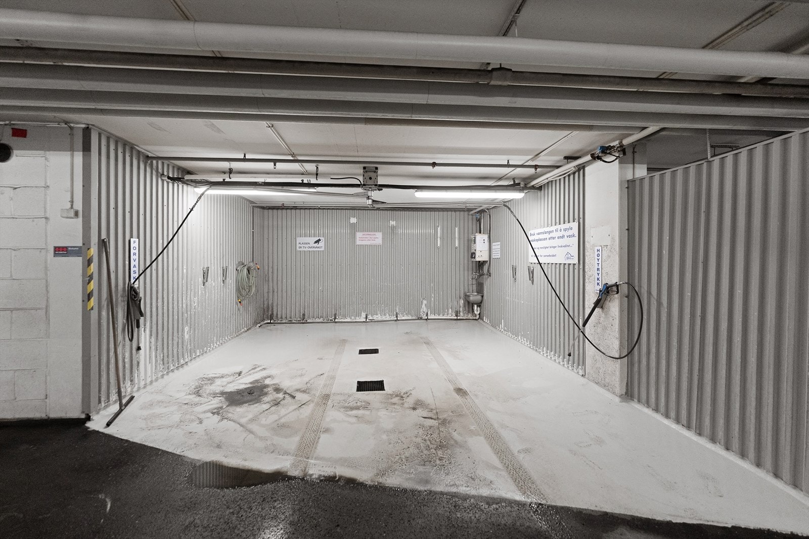 Det er gjesteparkeringer og tilgang tll selvvaskanlegg for beboere i garasjeplan K1 Galleribilde