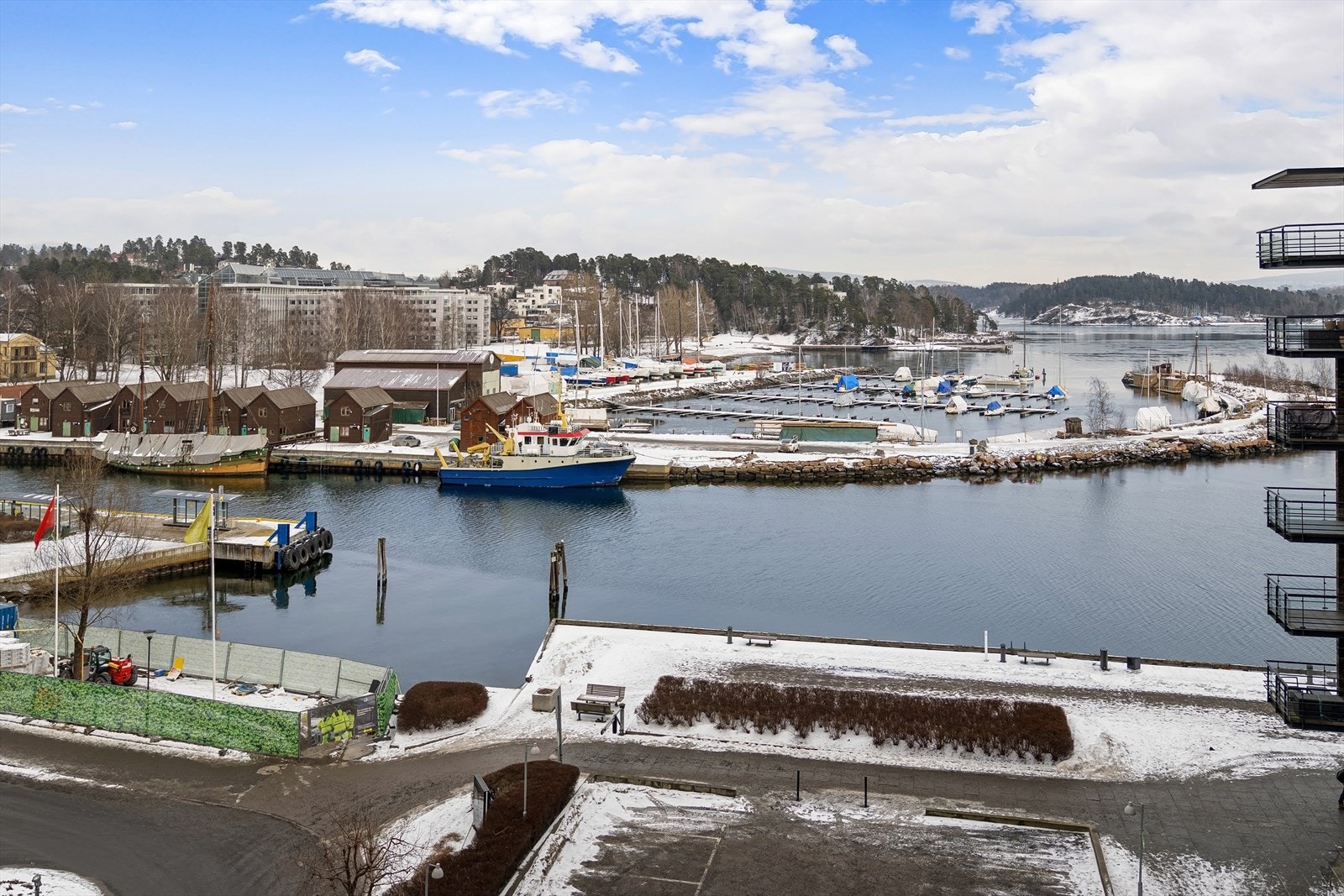 Utsyn fra utenfor vindu i vinterhagen Galleribilde