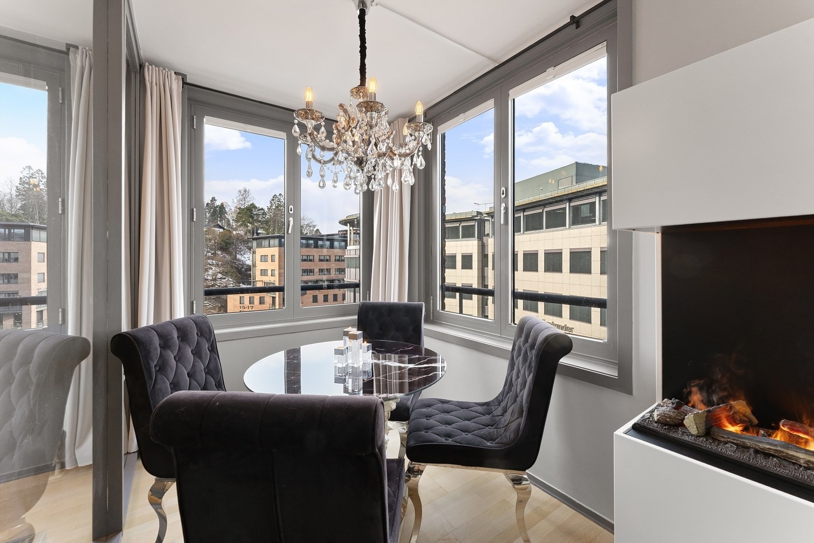 Spisestue i vinterhagen. Vinterhagen har to store foldevinduer som kan åpnes. Sol fra ca 16 tiden Galleribilde