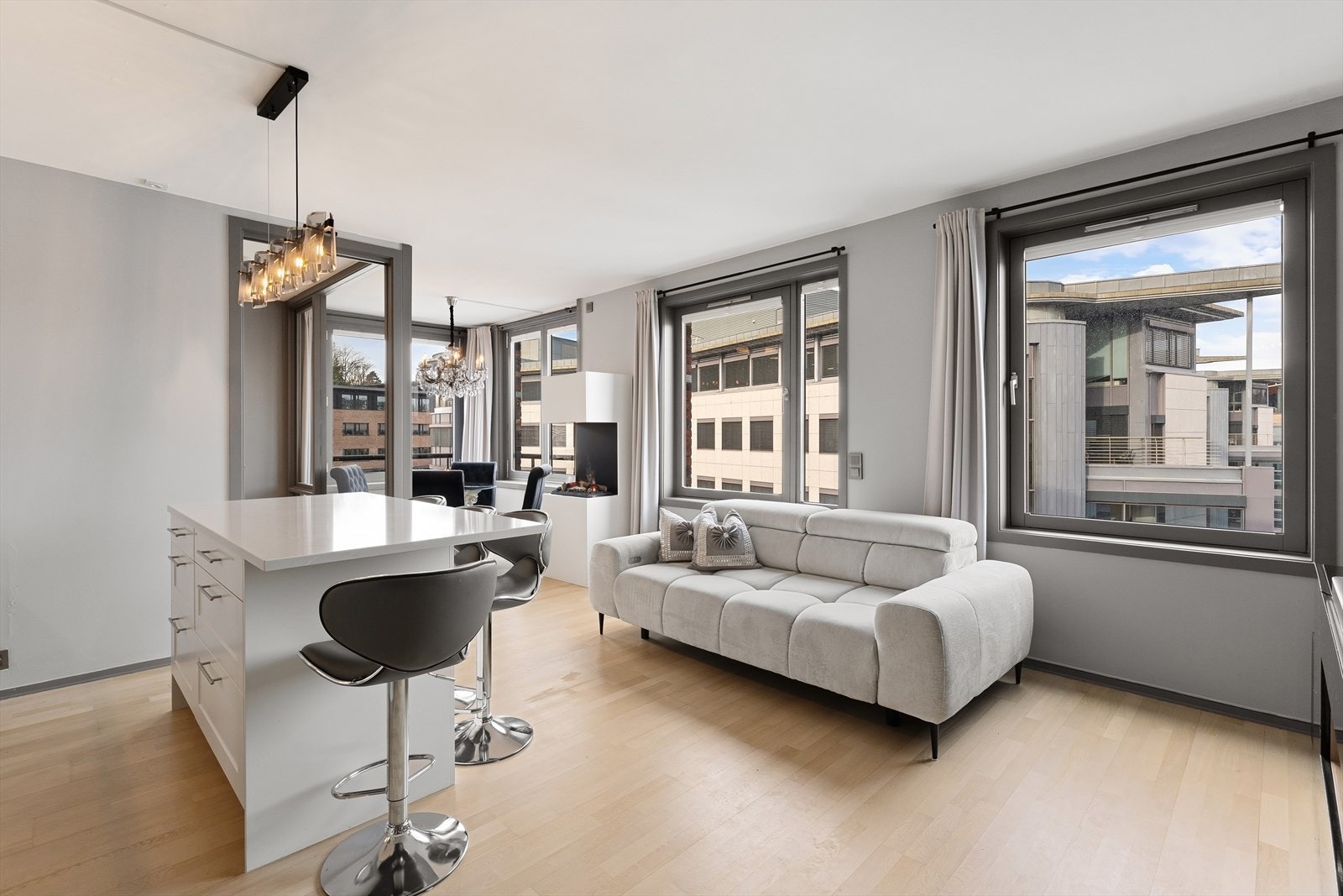 Lys og romslig stue/kjøkken med vinterhage. Store vindusflater med flott utsikt Galleribilde