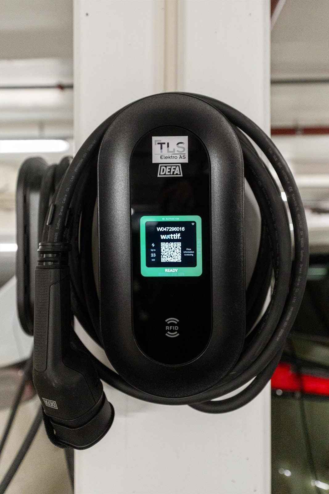 Garasjeplass har lader til elbil Galleribilde