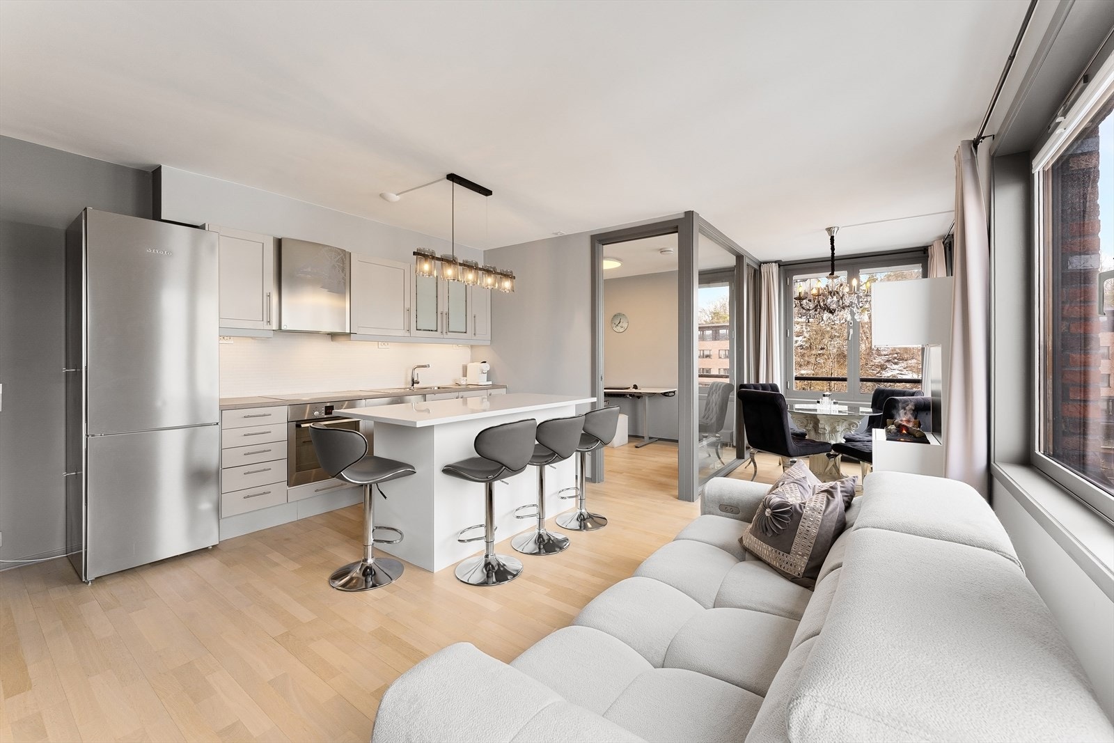 Pent kjøkken med smart kjøkkenøy Galleribilde