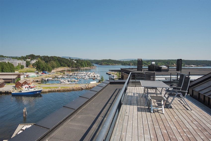 Felles takterrasse med adkomst fra oppgang nr 22 - på sommerstid - sol hele dagen og fin utsikt Galleribilde