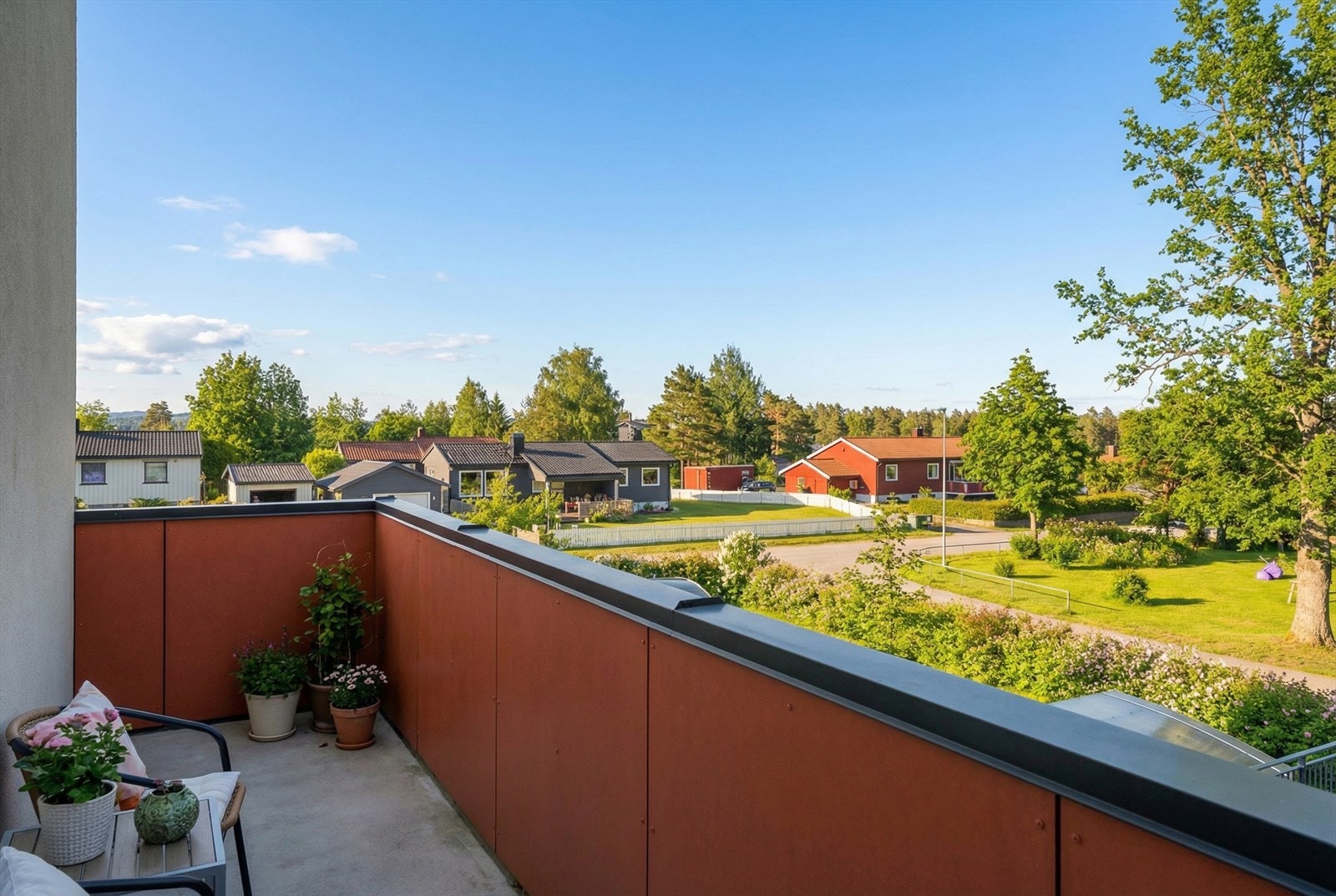 Uteplass ved inngangsparti som tilhører leiligheten. Bildet er digitalt stylet Galleribilde