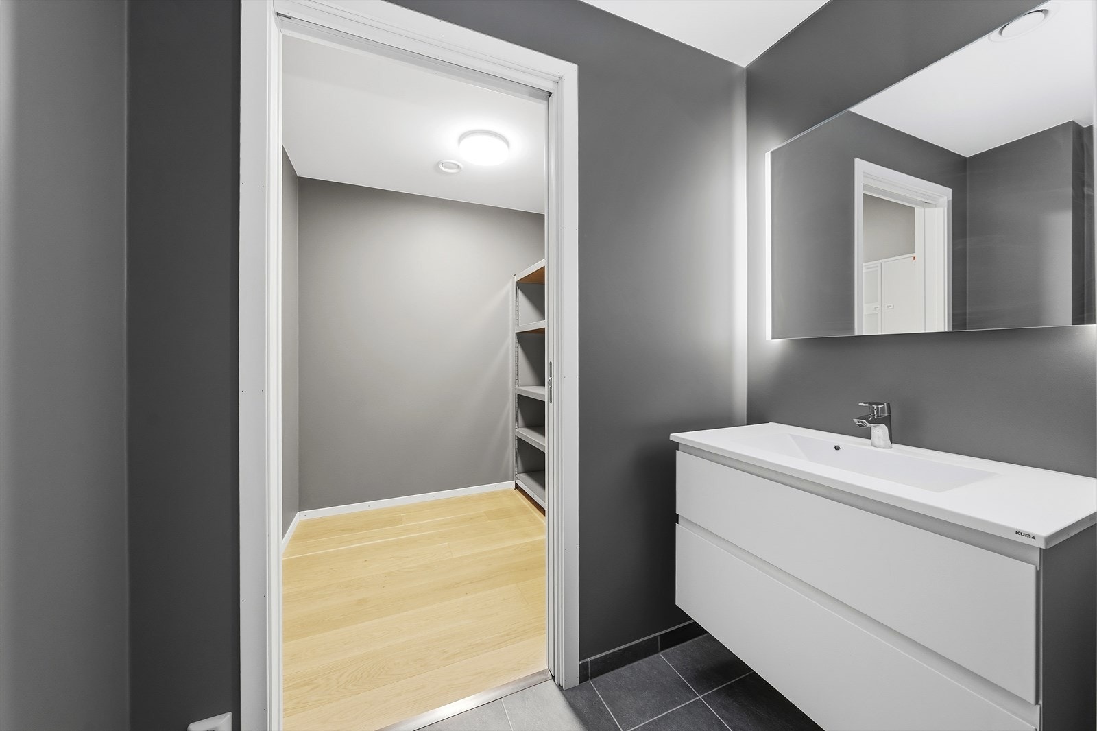 Gjestetoalett med adkomst inn til bod Galleribilde