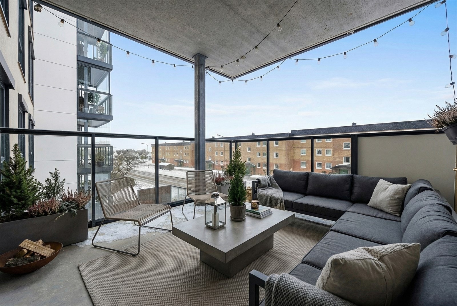 Overbygget balkong med gode solforhold. Bildet er digitalt stylet. Galleribilde