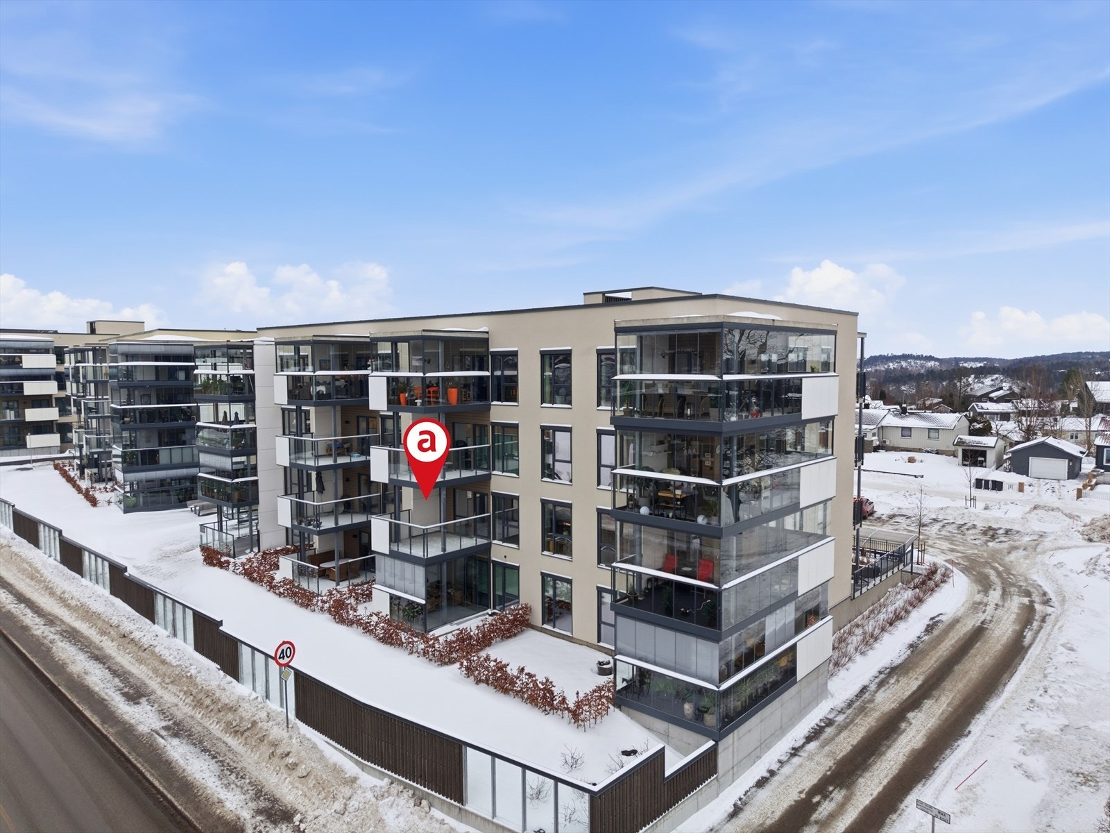 Leiligheten ligger i 2. etasje og har balkong på begge sider av bygget Galleribilde