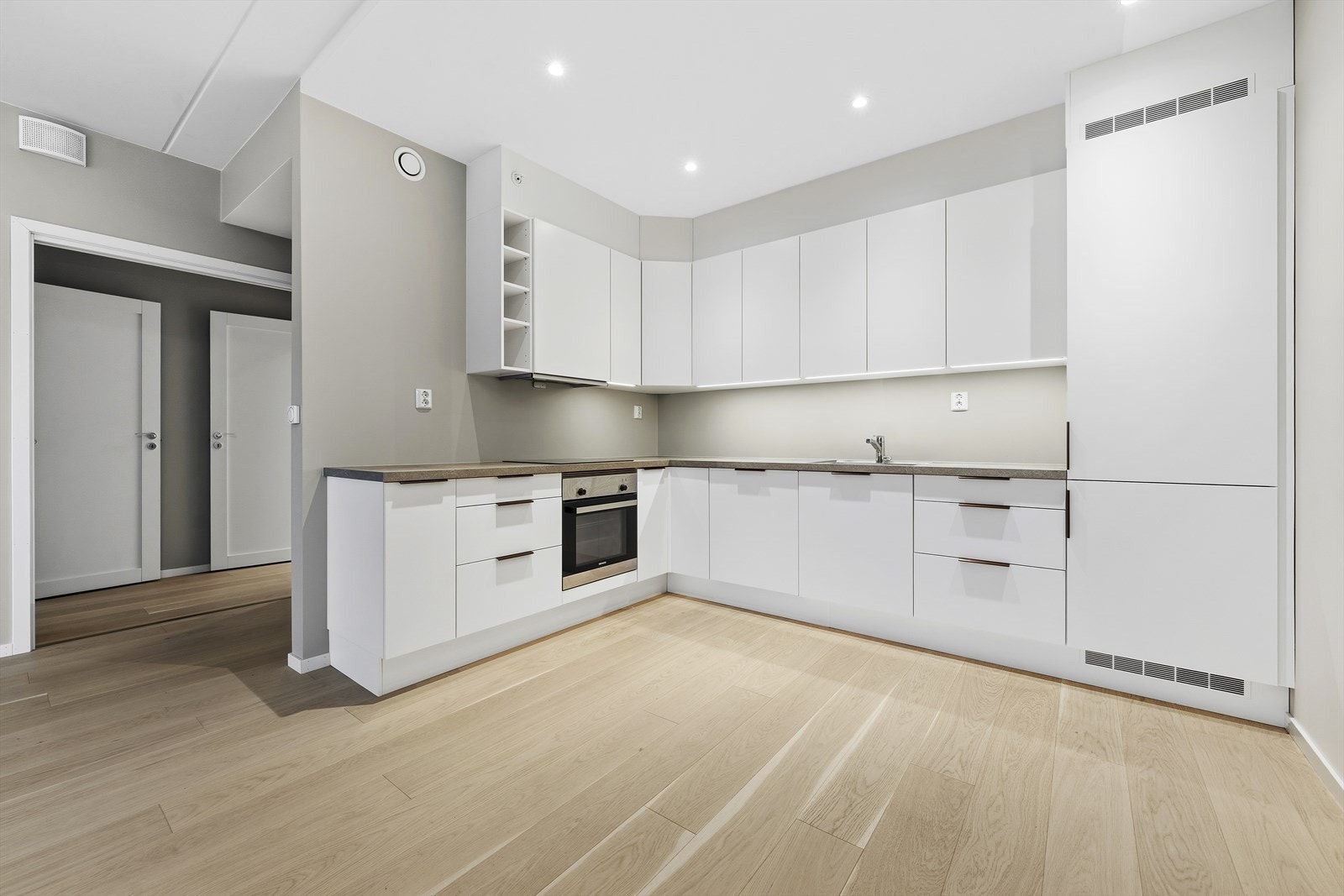 Kjøkkeninnredning fra HTH med integrerte hvitevarer. Godt med skapplass. Galleribilde