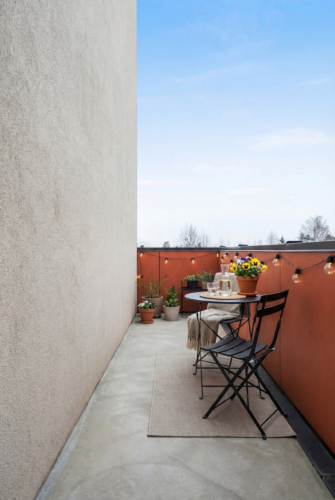 Uteplass ved inngangsparti på svalgang. Bildet er digitalt stylet Galleribilde