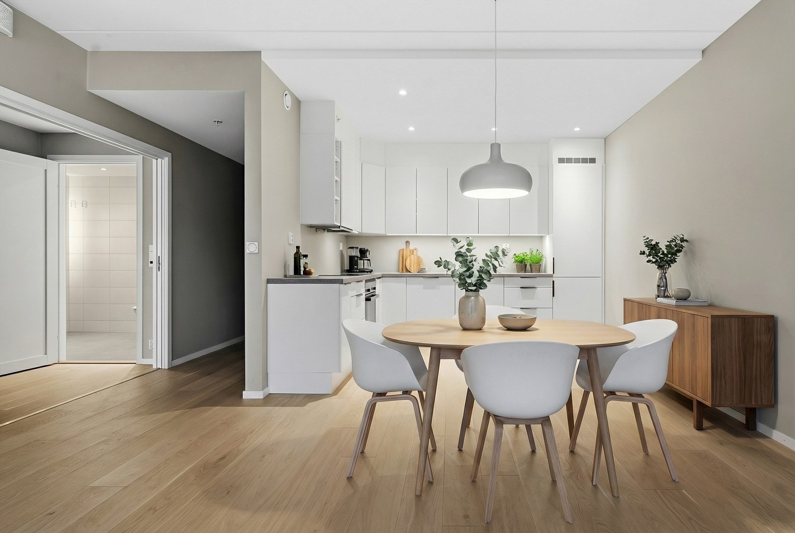 Kjøkkeninnredning med integrerte hvitevarer. Bildet er digitalt stylet. Galleribilde