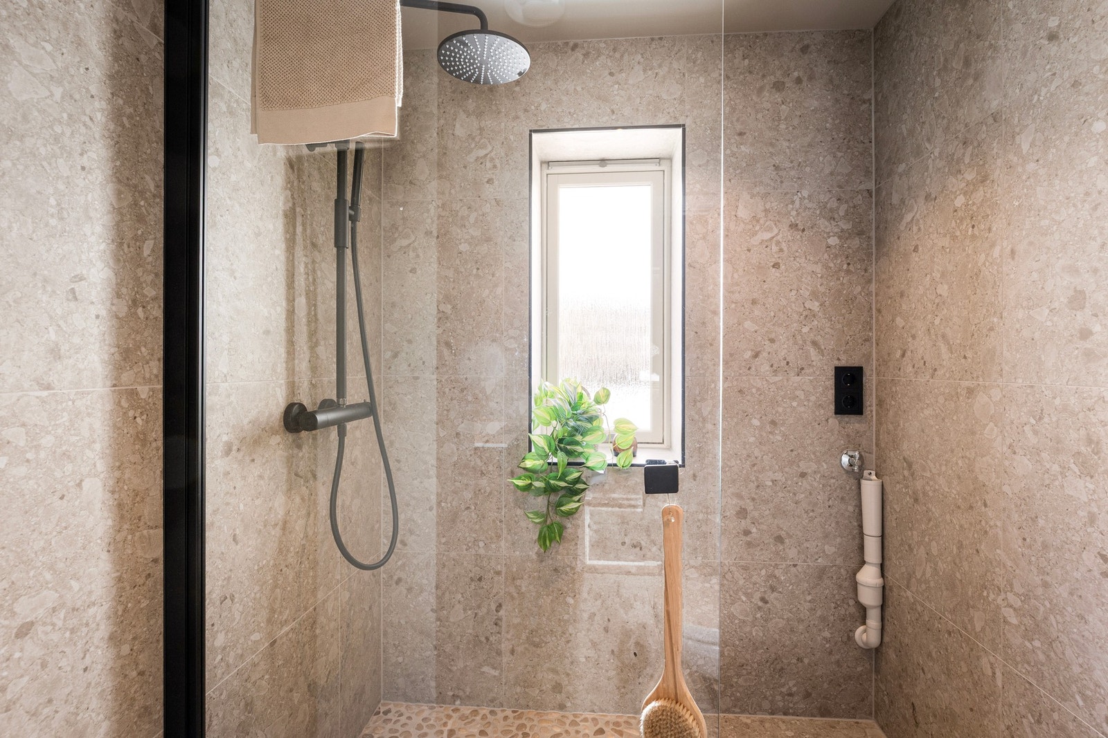 Selger har benyttet vaskekjeller hvor du kan ha din egen maskin stående, men det er også opplegg til vaskemaskin på badet Galleribilde