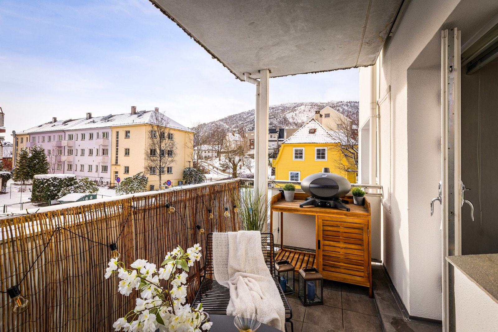 God avstand til annen bebyggelse gjør at leiligheten oppleves som skjermet og usjenert, på tross av svært sentral beliggenhet Galleribilde