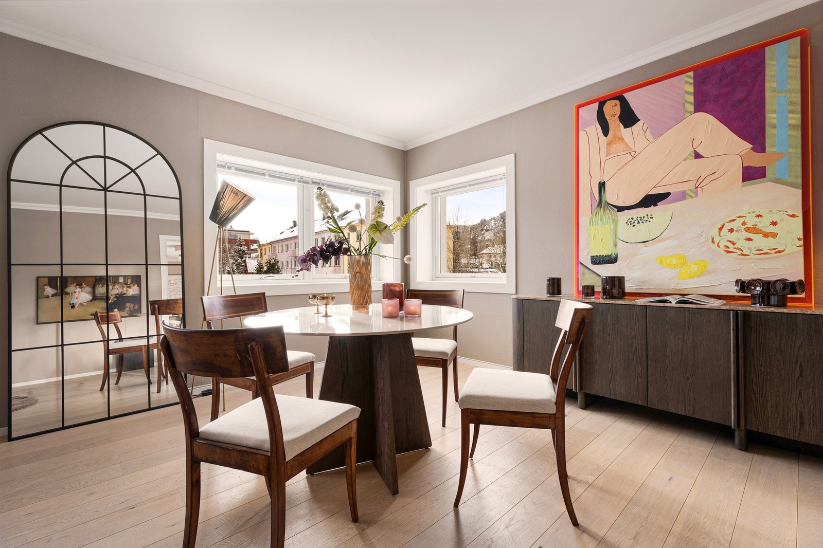 God plass til både spisebord og salong i stuen Galleribilde