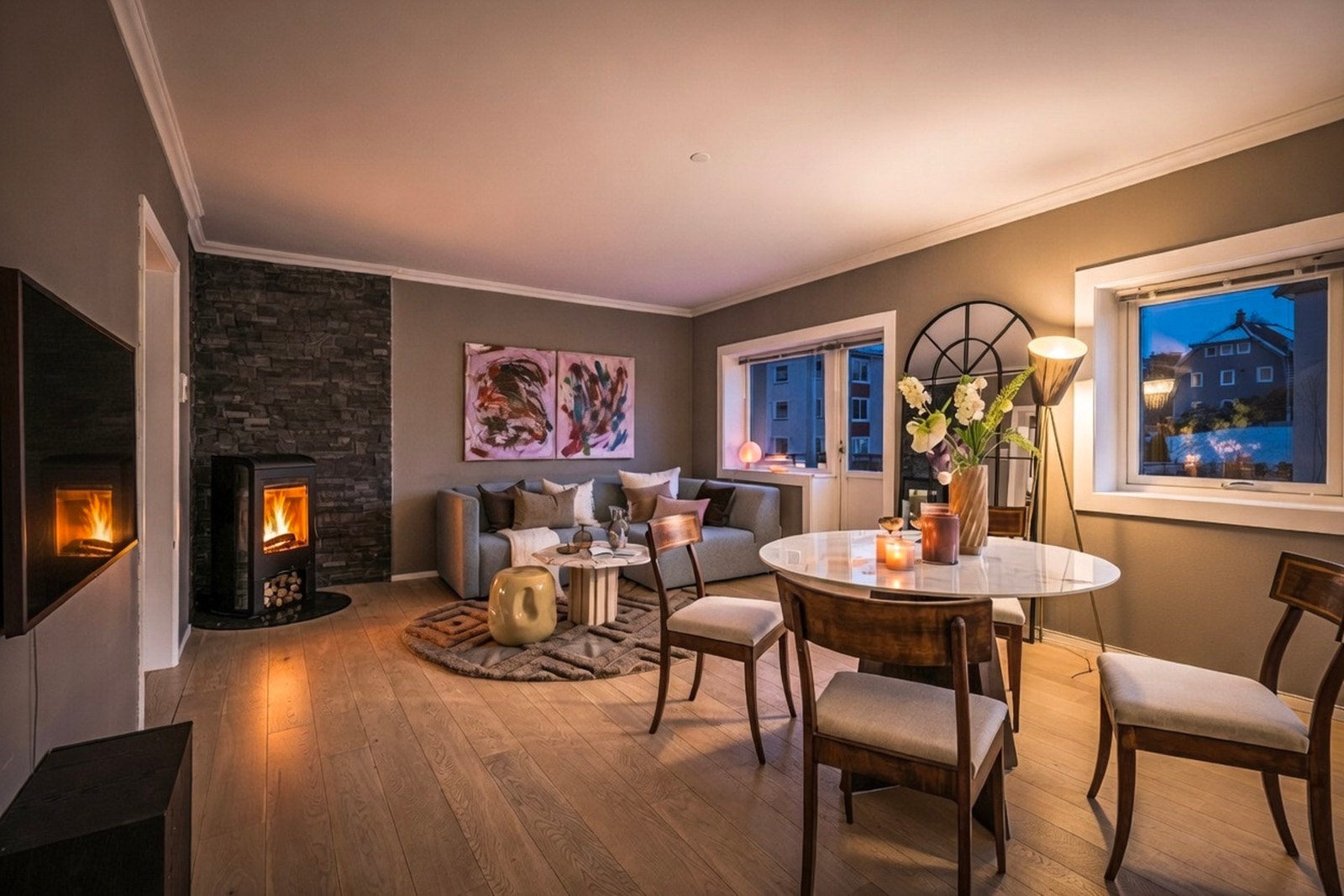 Leiligheten har gjennomgående god standard med moderne overflater og kvaliteter etter oppussing i nyere tid Galleribilde