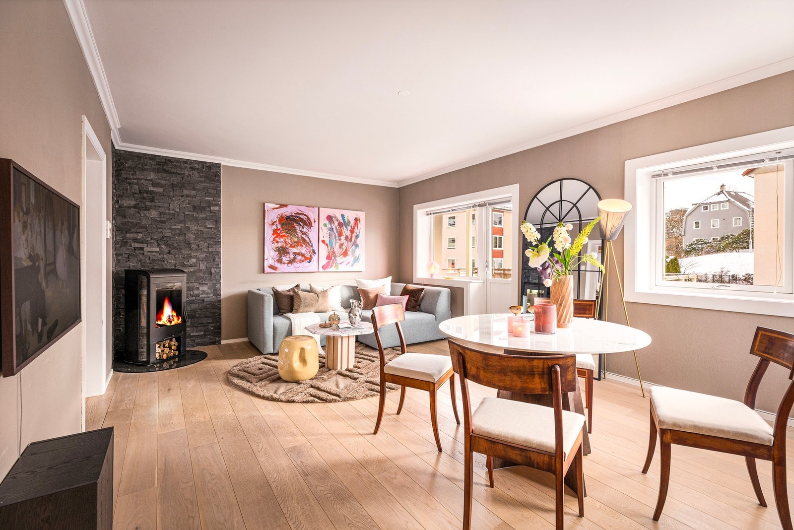 Lys, trivelig og romslig stue på hele 23,6 kvm Galleribilde