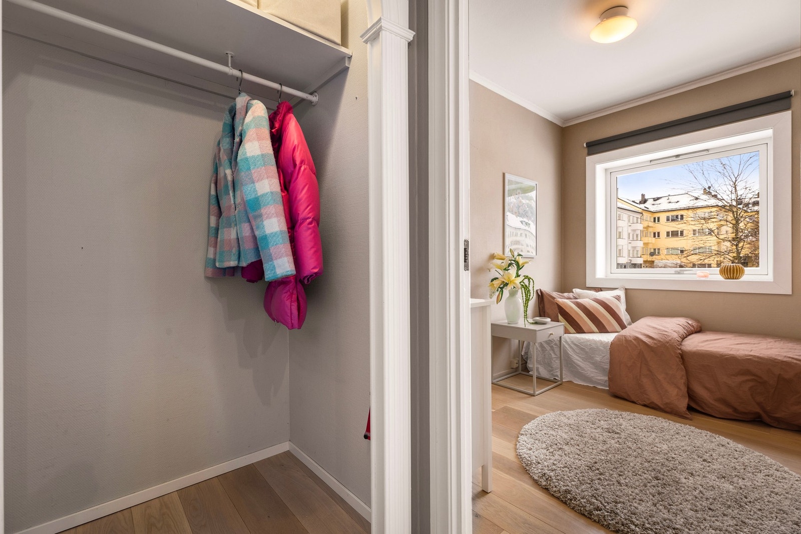 I enden av gangen er det nisje med god plass til yttertøy og sko Galleribilde