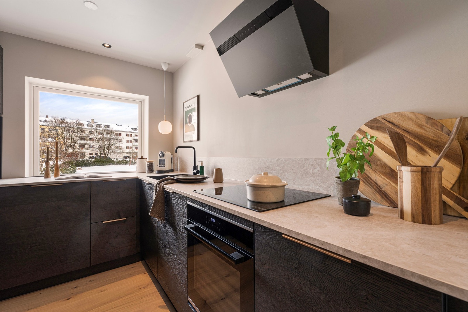 Både platetopp, stekeovn (med airfryer), kjøleskuff og oppvaskmaskin er integrert i innredningen Galleribilde