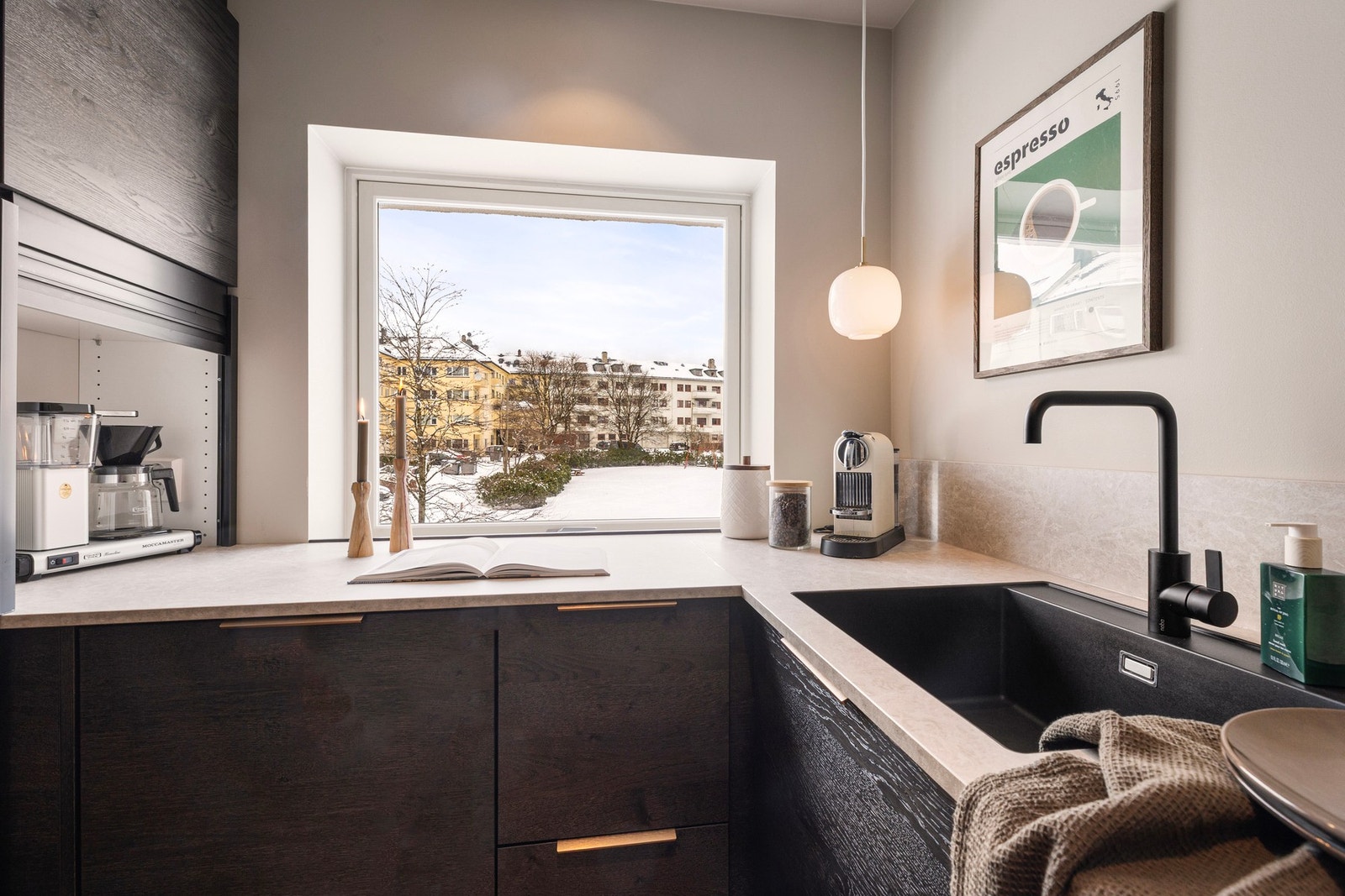 Med sjalusiskap i enden av kjøkkenbenken skjuler du kaffemaskinen på delikat vis med å trekke ned døren Galleribilde